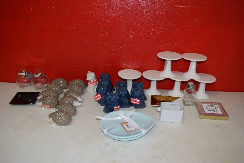 lot 310 image: Cake Stands and Shakers