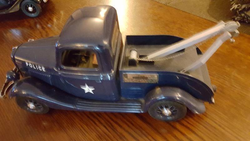 lot 6628 image: Collectable Beam (full) Decanter of Kentucky Straight Bourbon Whisky in this Police Wrecker display truck