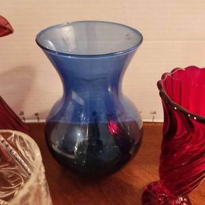 lot 1014 image: Fenton vase and other assorted vases
