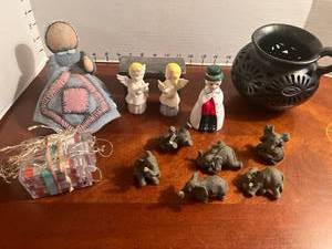 lot 1022 image: Home decor lot includes family of elephants and fairy lights
