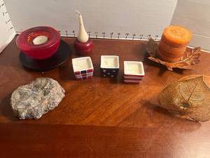 lot 1024 image: Home decor lot incl. 4th of July and Fall candles