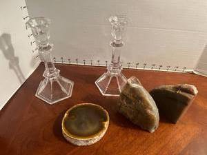 lot 1028 image: Candle holders and Agate rock book endsholder