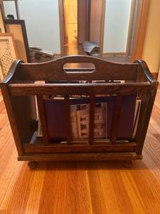 lot 1031 image: Wooden magazine or book holderrack with handle