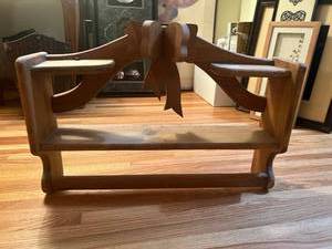 lot 1032 image: Wooden display shelf 24x17x5