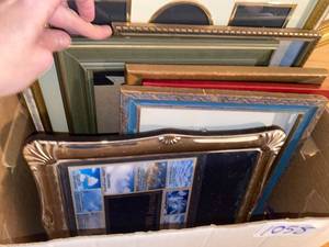 lot 1058 image: Assorted picture frames