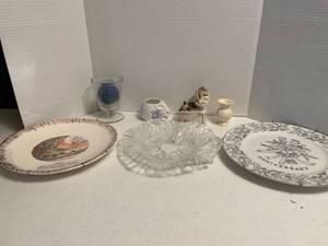 lot 1071 image: Decorative plates and home decor