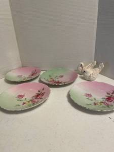 lot 1073 image: Set of four decorative plates and two ceramic pigeons