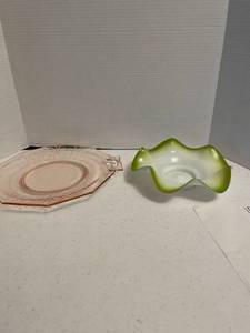 lot 1075 image: Pink glass plate and green ruffled edge glass dish