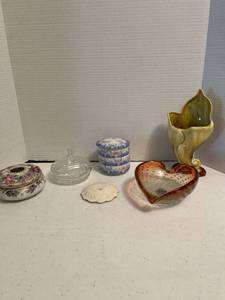 lot 1077 image: Decorative glassware