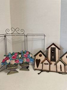 lot 1078 image: Birdhouse wall hanging, bookends, and wire edging