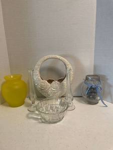 lot 1080 image: Decorative glassware and marbles