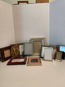 lot 1084 image: Miscellaneous picture frames