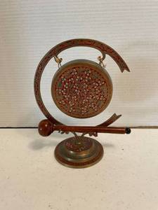 lot 1085 image: Vintage gong, 9 inches tall