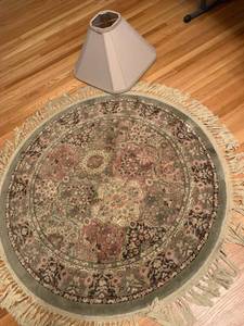 lot 1091 image: Area rug 45 inch round and lamp shade