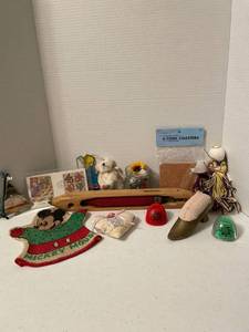 lot 1112 image: Antique sewing shuttle, vintage pin cushions and more