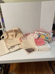lot 1132 image: Vintage materials, feed sacks, various bags