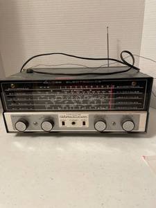 lot 1156 image: Vintage Globe electronics 65-320 short wave receiver