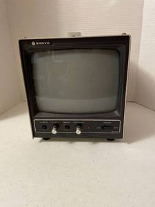 lot 1157 image: Vintage Sanyo VM 4209 monitor. Two broken knobs