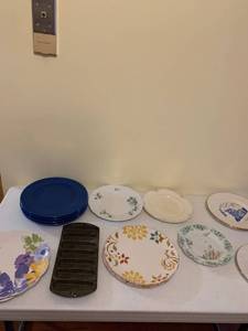lot 1200 image: Misc plates and cast iron cornbread pan