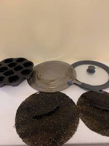 lot 1207 image: Various lids and muffin pan