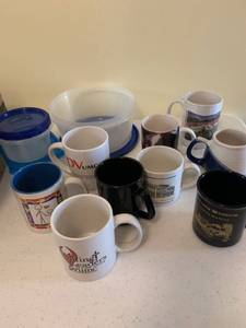 lot 1222 image: Storage containers and coffee mugs