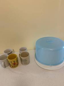 lot 1226 image: Cake displaycontainer and coffee mugs