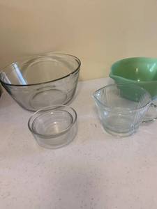 lot 1229 image: Mixing bowl and measuring cups and Fire King ovenware