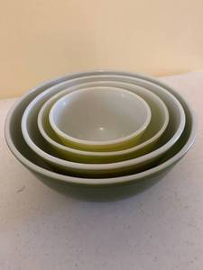 lot 1231 image: Pyrex bowls