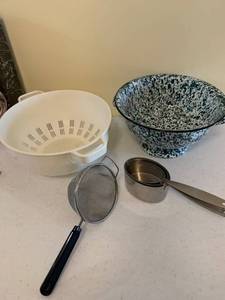 lot 1232 image: Colanders, measuring cups and strainer