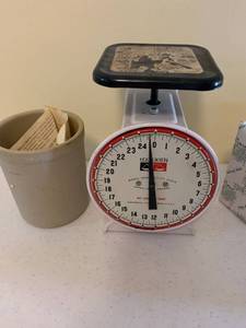 lot 1304 image: Pampered Chef crock, and food scale