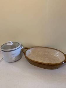 lot 1307 image: Ceramic basket and crock pot