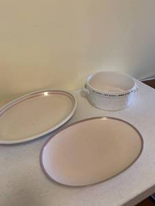lot 1317 image: Serving plates and bowl