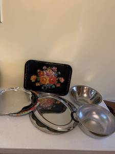 lot 1319 image: Trays, serving platters and colander