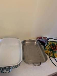 lot 1320 image: Baking pans and decorative covers