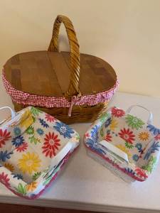 lot 1328 image: Picnic basket and 2 small baskets