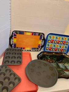lot 1344 image: Trays, pizza pan and mini muffin pan