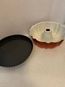 lot 1346 image: Bundt cake and pie pan