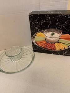 lot 1359 image: Vegetable serving tray