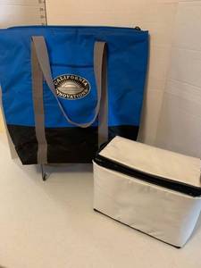 lot 1361 image: Cooler bag and lunch bag