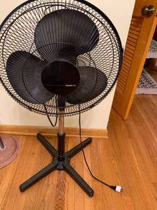lot 1366 image: Holmes floor fan