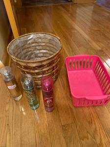 lot 1367 image: Small trash can, and body spray
