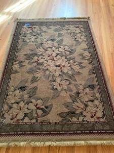 lot 1404 image: Accent interiors 68x46 area rug