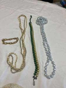 lot 1900 image: Ladies jewelry