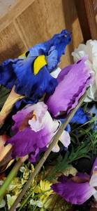 lot 2016 image: Floral faux decor