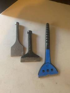 lot 3018 image: Olympia chisels and a scraper