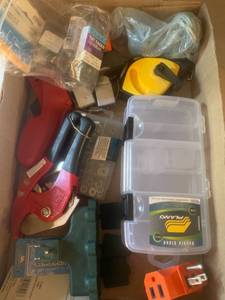 lot 3020 image: Box of miscellaneous garage items