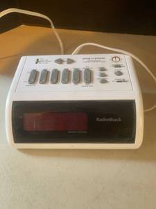 lot 3024 image: Radio Shack radio alarm clock