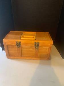 lot 3028 image: Wooden toolbox. Very nice