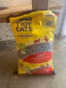 lot 3030 image: Purina Tidy Cat kitty litter. 20lb bag