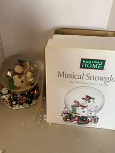 lot 3209 image: Holiday Home musical snow globe